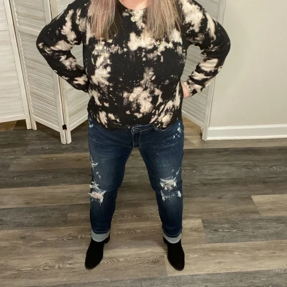 Judy Blue Distressed Bleach Splatter Boyfriend Jeans - Picture 3 of 9